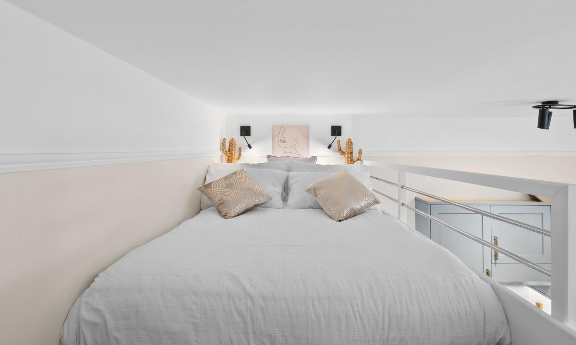 Vichy - The Hampstead Star | Prime Location Apartment